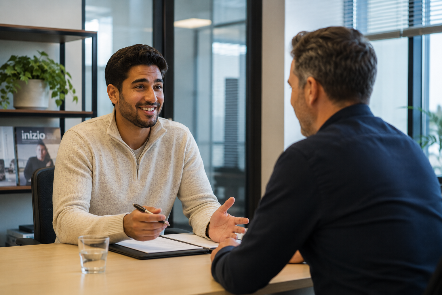 Kennismakingsgesprek tussen een kandidaat en een Inizio-adviseur op kantoor